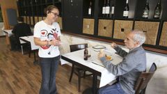 Un cliente tomando el men� del d�a en Casa Juanito, en el pol�gono de A G�ndara, ayer