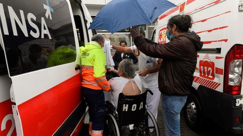 Enfermos del hospital de Arriondas son desalojados por las inundaciones.Enfermos del hospital de Arriondas son desalojados por las inundaciones