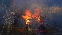 Encendido de una hoguera, anoche en Catalu�a