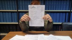 El empresario, mostrando la documentaci�n de la compra de los motores.