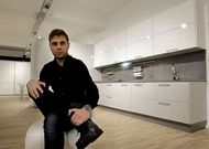 Rub�n Varela ante una de las cocinas B�foris como las que sortea La Voz de Galicia.