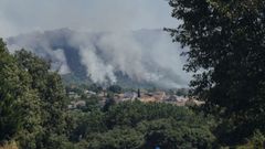 El fuego de Vilardev�s oblig� a confinar a los vecinos de dos poblaciones
