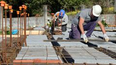 Operarios en una construcci�n en Ribeira