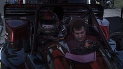 Uno de los mec�nicos de Jacobo Sen�n trabaja en su barqueta