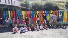 Los alumnos del CEIP Areouta de Sardi�eiro piden la continuidad del centro