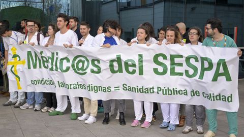 Mdicos durante la concentracin del colectivo ante el HUCA (Hospital Universitario Central de Asturias ), en Oviedo
