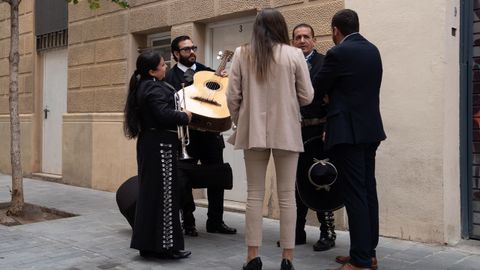 Un grupo de tres mariachis, hoy, ante la sede de Junts hablando con la responsable de comunicacin del partido cataln.