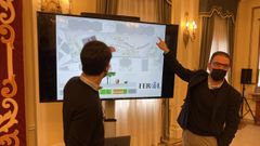 El concejal de Urbanismo, Juli�n Reina, y el alcalde, �ngel Mato, mostrando el proyecto del parque de Fontelonga