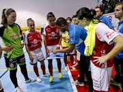 Las chicas del Poio Pescamar reciben instrucciones de Santos.