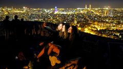 Tres j�venes se sacan un selfie con Barcelona de fondo