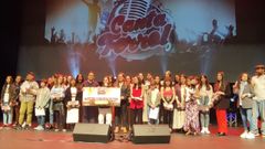 Ic�a Cribeiro, en el centro del escenario recibiendo su regalo por ganar el Canta Ferrol. 