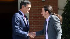 S�nchez, recibiendo a Iglesias antes de la reuni�n en la Moncloa