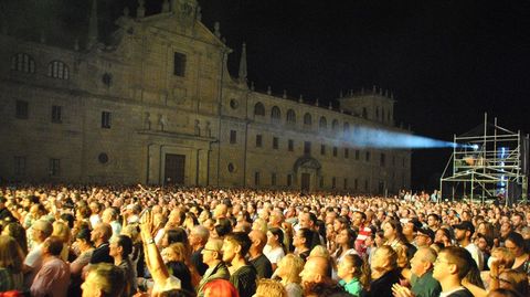 La iglesia de los Escolapios, iluminada por la luz del escenario en el que actu Rosario Flores este sbado en Monforte