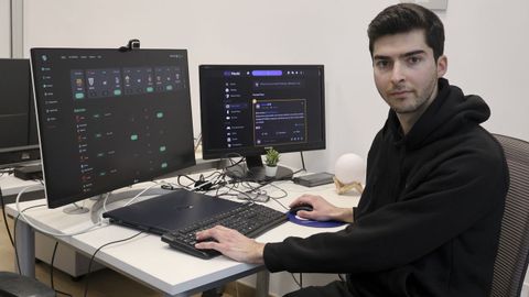 El informtico ferrolano Javier Loureiro Prez, delante de dos de sus aplicaciones.