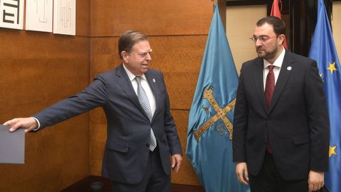 El presidente del Principado, Adri�n Barb�n (d), y el alcalde de Oviedo, Alfredo Canteli. ARCHIVO