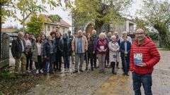 Juan Carlos Arias, en primeiro termo, e veci�os que saen no libro dos alcumes