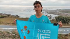 Adri�n Hermo, con su carn� y la bandera que regala el club esta temporada.
