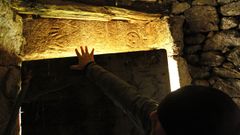 La piedra labrada fue reaprovechada como dintel en una puerta de una vieja construcci�n