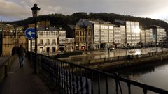 A la izquierda, la puerta de Carlos V desde el puente de A Misericordia, con parte de la traves�a urbana, en una foto de archivo