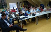 La reuni�n tuvo lugar en Santiago y a la misma acudi� la presidenta del Puebla (en el centro de azul).