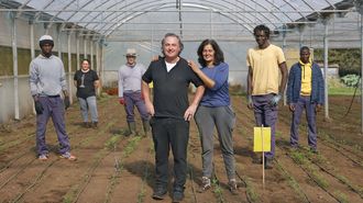 V�ctor Manuel, presidente de Ra��a, junto al resto del personal y j�venes acogidos por la asociaci�n en uno de los invernadores de la escuela de agricultura ecol�gica, en Vilasantar.