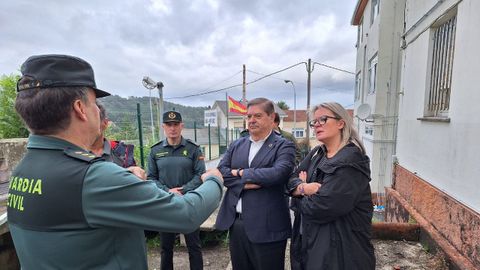 Julio Abalde y Sandra Permuy en la visita ayer al cuartel de la Guardia Civil de Fene