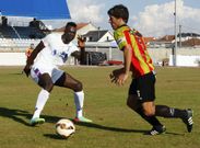 Jarju, a la izquierda, pugna por un bal�n en el partido del domingo ante el Laracha. 
