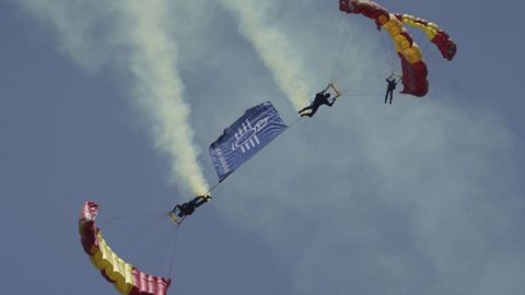 Miles de personas han seguido desde la playa de San Lorenzo y sus aledaños las exhibiciones y acrobacias de los aviones, helicópteros y paracaidistas que han participado en el XIX Festival Aéreo de Gijón, un evento que se ha iniciado al mediodía con unas condiciones meteorológicas idóneas, con cielo despejado, sol y poco viento.