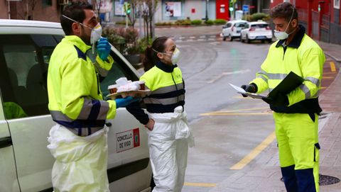 Trabajadores municipales de limpieza y desinfeccin en Vigo planificando el resto de la jornada