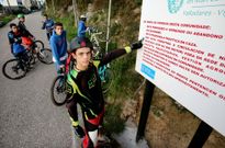 Los carteles indican que no se autoriza el paso de veh�culos con o sin motor. 