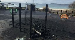 Los postes calcinados son lo �nico que queda en pie de la casita para juegos infantiles del parque situado junto a la playa de Areas. 