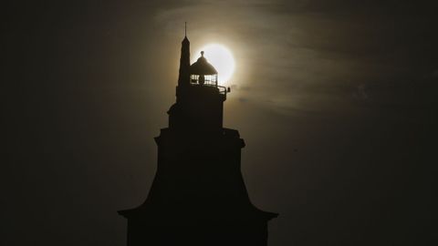 La Torre de H�rcules ser� un lugar �ptimo para contemplar el eclipse. Habr� que enfocar la mirada hacia el horizonte en direcci�n oeste-noroeste. El Sol en el momento del eclipse tendr� una elevaci�n de 12 grados. Estar� relativamente bajo, pero ser� la mayor altitud desde la que se podr� contemplar en toda Espa�a. La ocultaci�n total tendr� una duraci�n de 1 minuto 15 segundos.