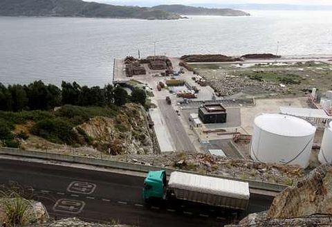 Vista parcial del muelle exterior de Caneli�as con su enlace por carretera. 
