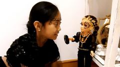 Anne con su mu�eca Tanxugueira, una Nancy �tuneada� por su madre Bel�n