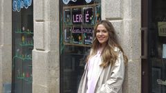 Marte, frente al escaparate que pint� en la librer�a Escolma, en O Carballi�o