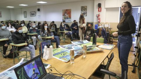 Marina Gibert participó en la víspera de la entrega del premio en una charla en el IES de Sar.