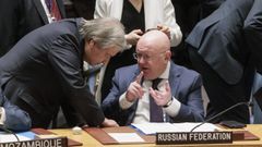El secreario general de la ONU, Ant�nio Guterres, charla conel embajador ruso, el pasado  24 febrero en una reuni�n del Consejo de Seguridad.