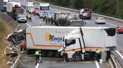El conductor fallecido iba a bordo de una furgoneta que estaba parada en el arc�n y qued� destrozada.