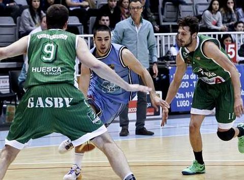 �lex L�pez, con el bal�n entre Washburn y Cobos, del Huesca, en el Pazo Universitario. 