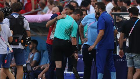 Tantashev, colegiado uzbeco, abandonando la semifinal lesionado.