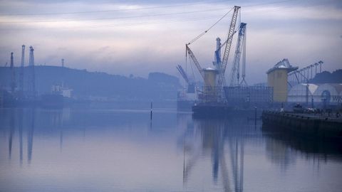 La orilla de la r�a de Avil�s amanece bajo una intensa bruma matinal