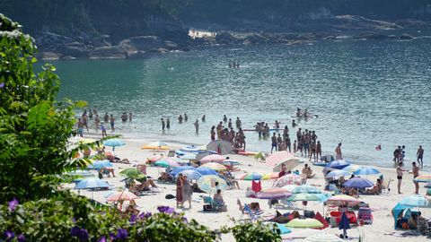 Aspecto de la playa de Bueu en la ola de calor