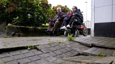 El mal estado de las aceras de la calle Pardo Bazn de Ferrol afecta a los vecinos en silla de ruedas