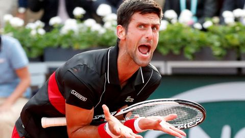 El tenista serbio Novak Djokovic reacciona tras una jugada contra el italiano Marco Cecchinato en su partido de cuartos de final masculina del torneo de Roland Garros, en Par�s