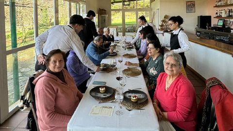Estudiantes de la escuela de hosteler�a de Rosende sirviendo a unos clientes en el restaurante del centro