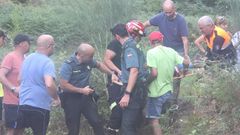 La mujer fue rescatada en una camilla tras ser localizada en la tarde del lunes
