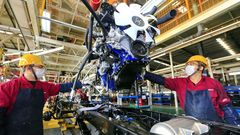 Operarios trabajando en la cadena de ensamblaje de camiones de la factor�a de JAC Motors localizada en la ciudad de Suining, en la provincia china de Sichuan