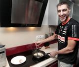 Alberto solo cocina por las noches, cuando es el encargado de prepararse la cena. 