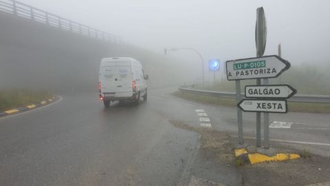 Uno de los accesos hoy de la A-8 en Mondoñedo con abundante niebla