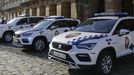 Vehculos de la Polica Local de Santiago estacionados frente a la sede del Concello, el Pazo de Raxoi